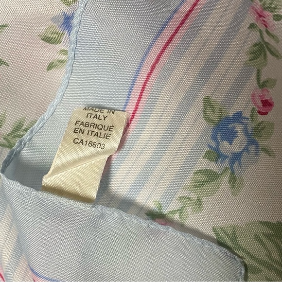 Pretty vintage floral scarf. Made in Italy. - Picture 3 of 3